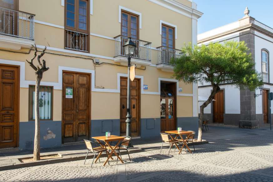 Outdoor Dining Tables