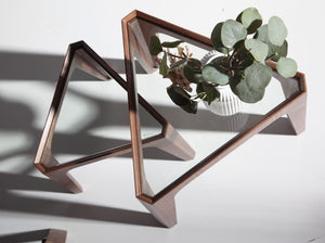 Triangular corner table in tempered glass and walnut