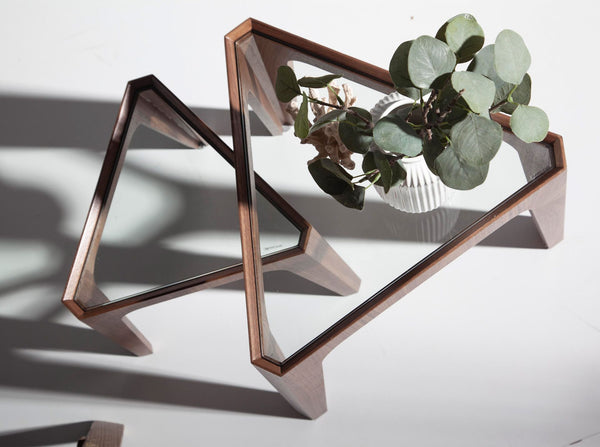 Triangular corner table in tempered glass and walnut