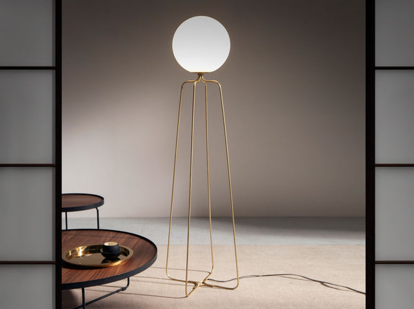 Floor lamp in gold steel and white glass