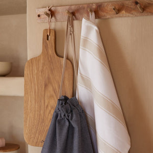 Oak wood cutting/serving board with handle 42
