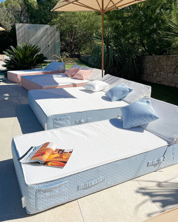 1-Seater Foam Sun Lounger – White with Blue Patterns