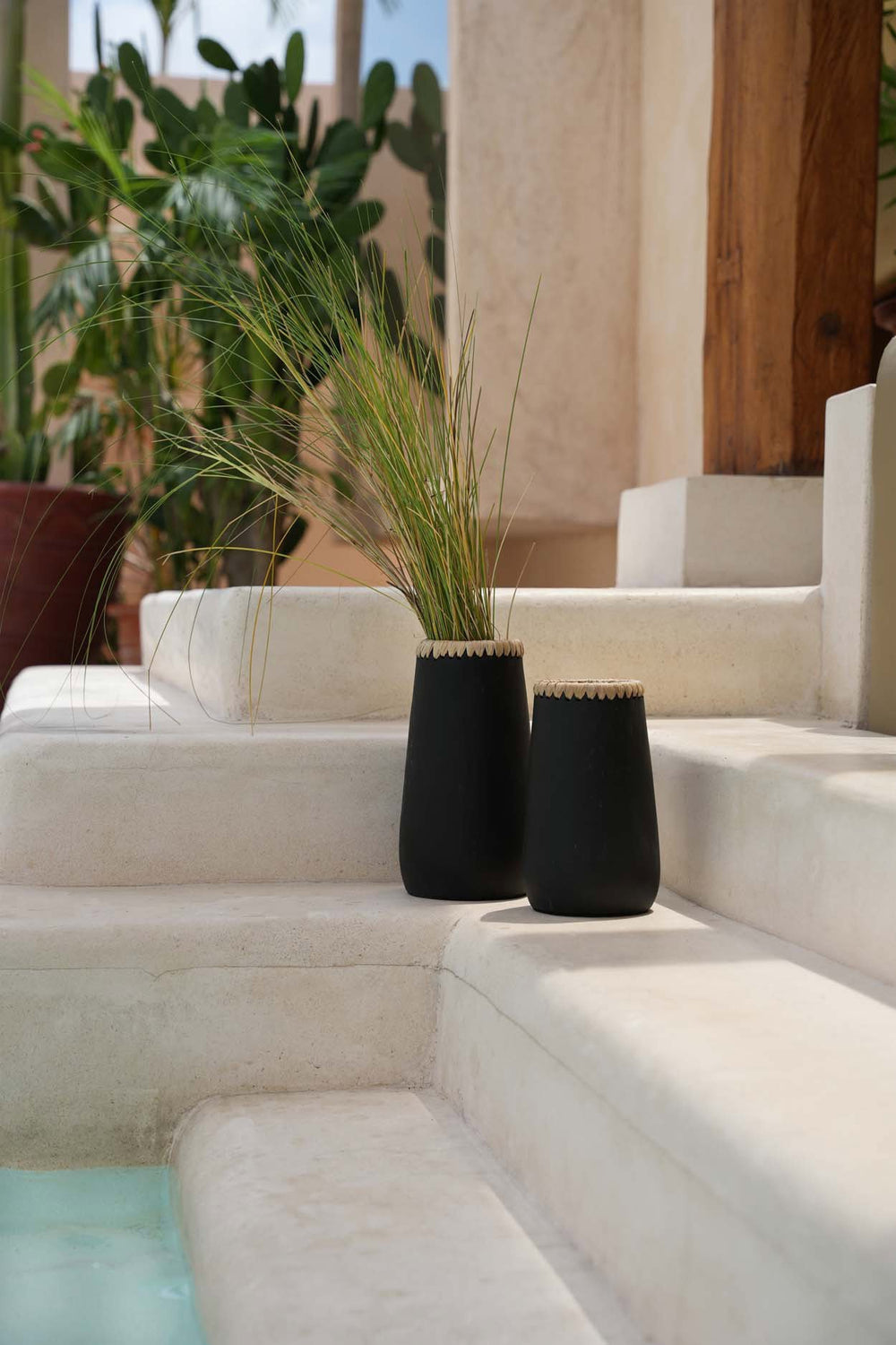 The Sneaky Vase - Black Natural - Small H22