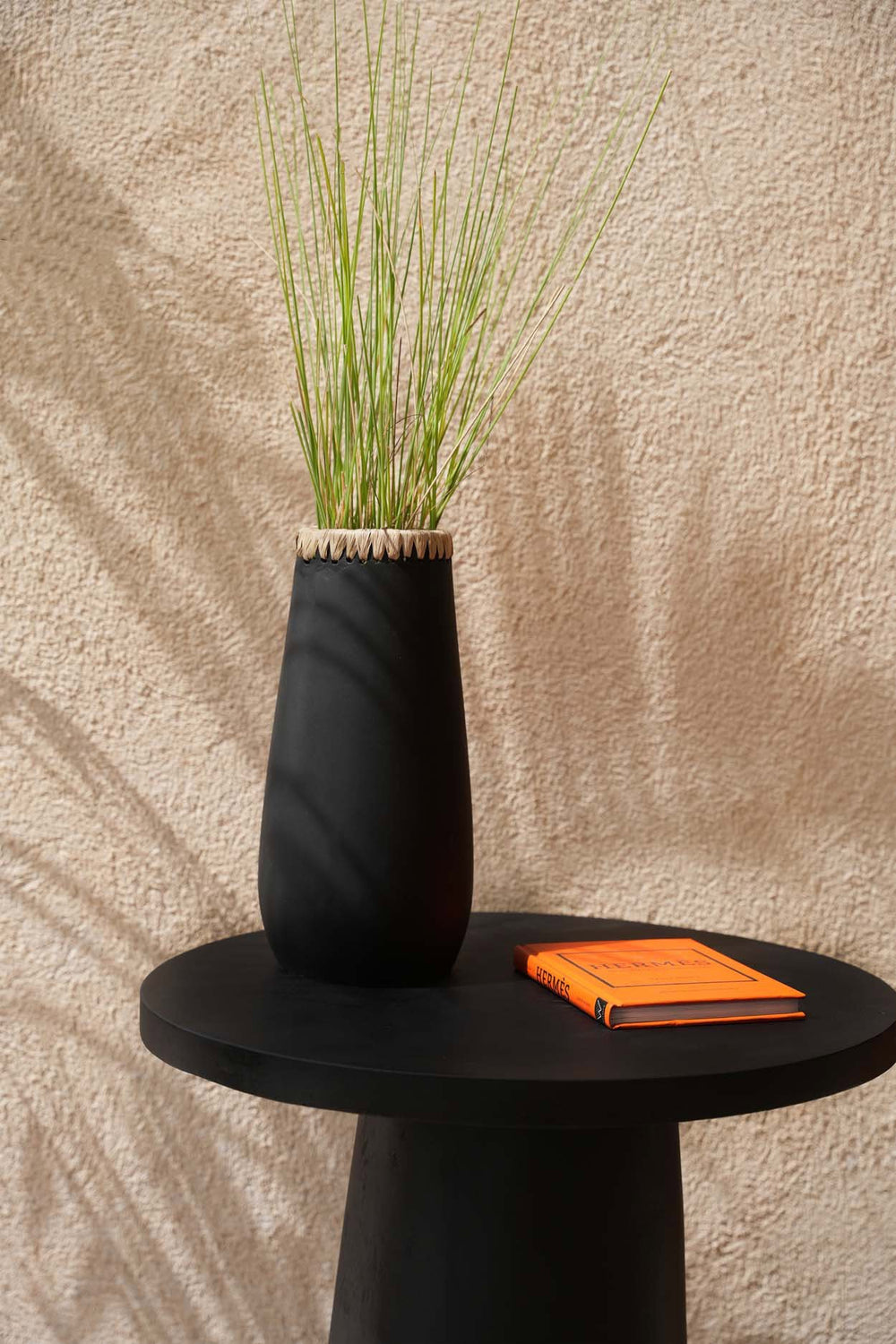 The Sneaky Vase - Black Natural - Large H31
