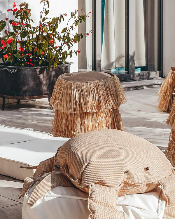 Round outdoor stool - beige raffia with fringes